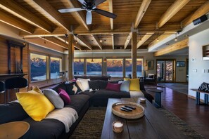 Smart-TV, Kamin, Videospiele, DVD-Player