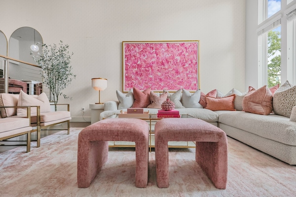 Living Room w/ TV, Fireplace, and Bose Speaker!