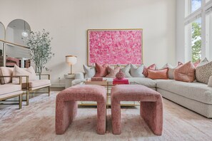 TV connectée, cheminée, livres, chaîne hi-fi