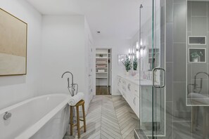 Combined shower/bathtub, hair dryer, towels, soap - FREE NIGHT DEAL! NASHVILLE GIRLS TRIP! 2MI TO DT! 8 BEDS! #3 of 5 HOMES IN A ROW (Nashville)