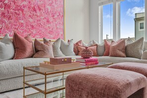 Smart TV, chimenea, libros y estéreo 