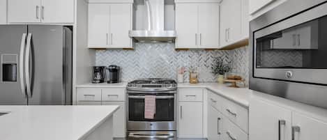 Geladeira, micro-ondas, fogão, cooktop