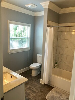 Hair dryer, towels, soap, toilet paper - 3BR home, 2blks to Beach, Keesler, 30 day rental with utilities  (Biloxi)