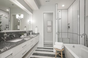 Bañera con ducha, secador de pelo, toallas, jabón