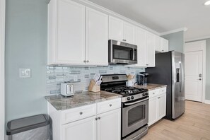 Refrigerador, microondas, horno y parrilla de estufa 