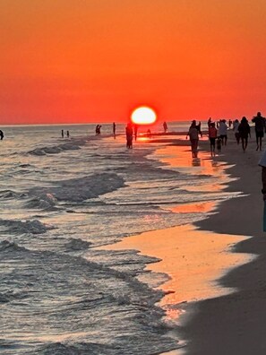 On the beach - OCEANFRONT Condo & Pool, WALKABLE Dining, BEST Location (Gulf Shores)