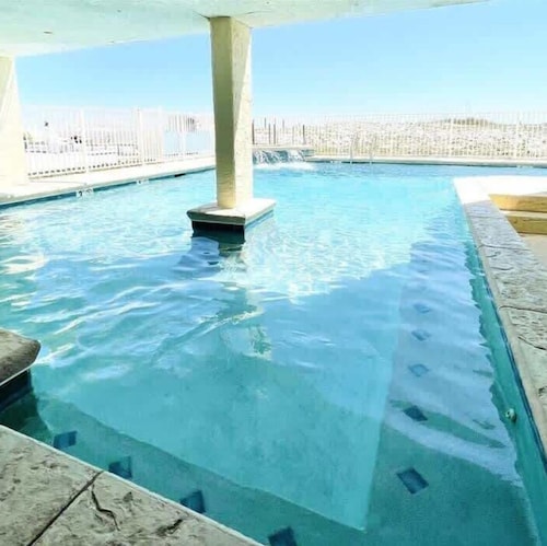 OCEANFRONT Condo & Pool, WALKABLE Dining, BEST Location