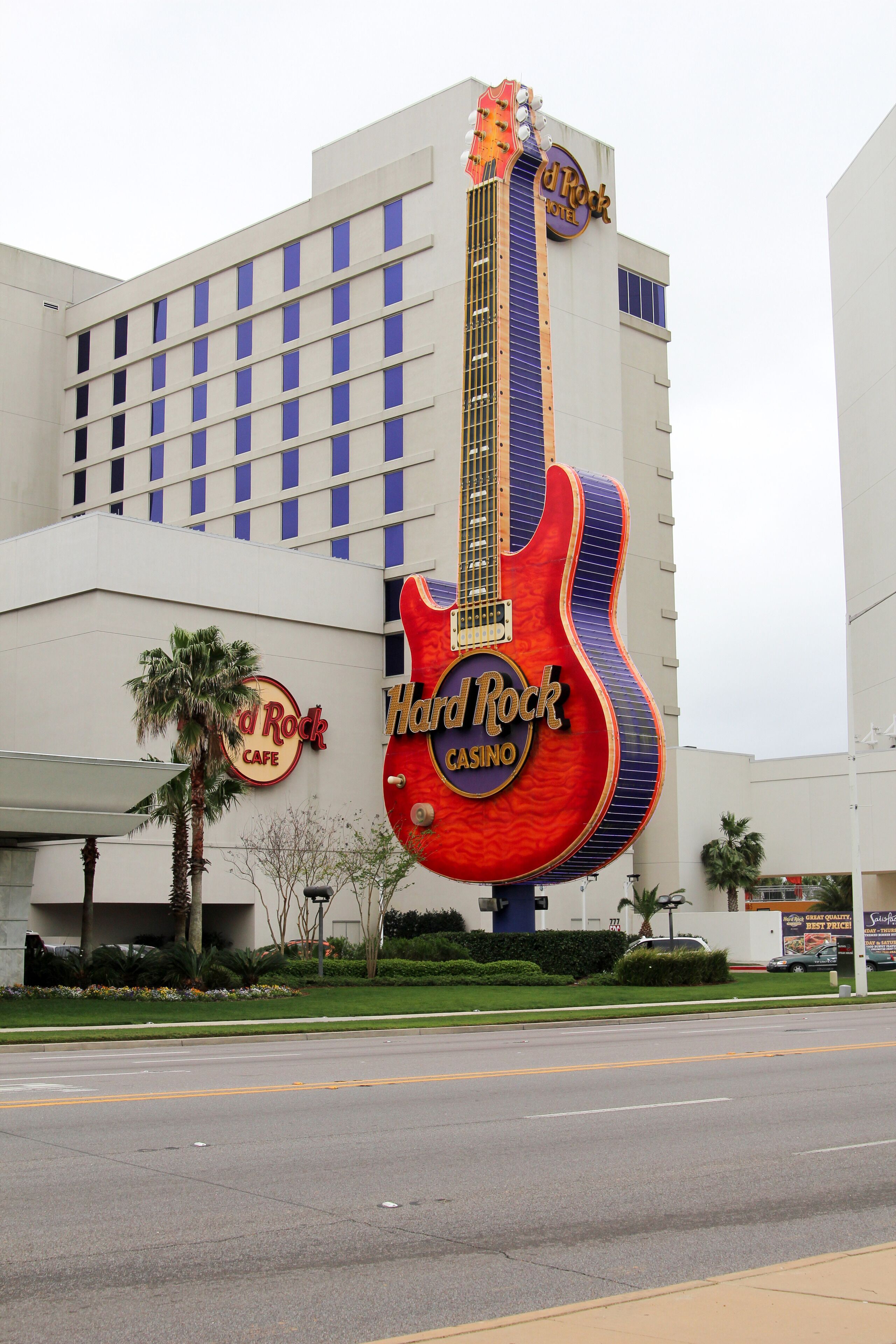 Ein Gebäude mit einem großen Schild in Form einer Gitarre für das Hard Rock Casino.