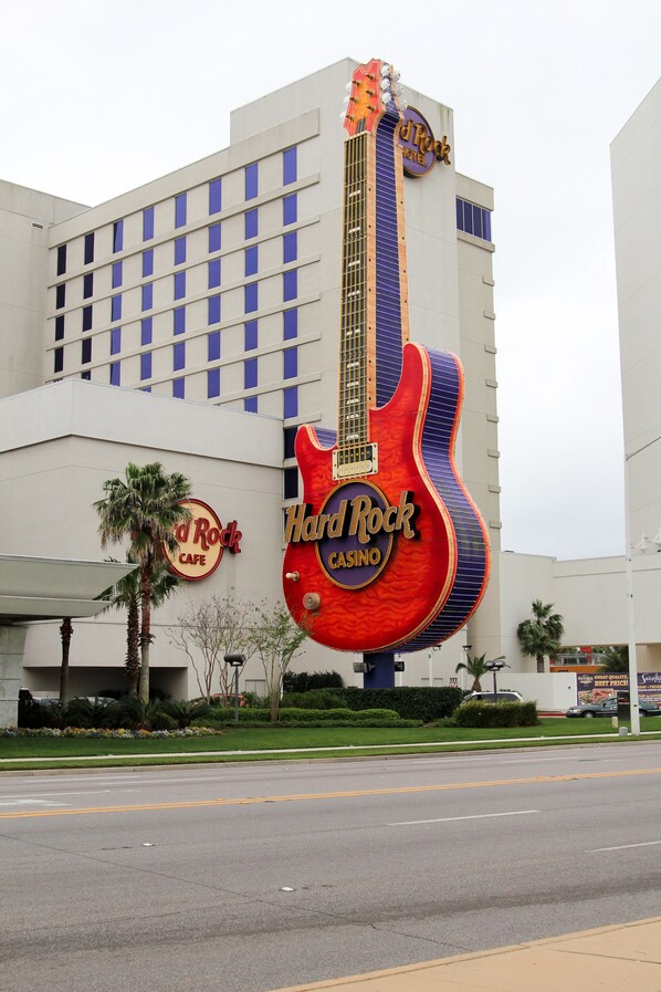 Un bâtiment sur lequel est apposée une grande enseigne en forme de guitare, indiquant la présence du Hard Rock Casino.