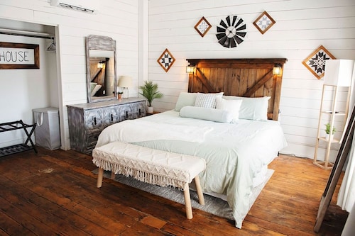 The Farmhouse Loft "Greene County's Guesthouse"