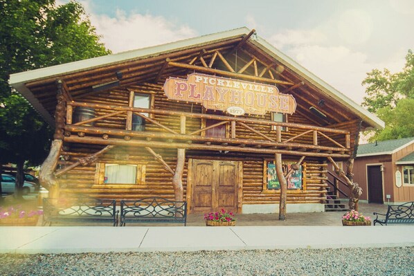 Exterior - Beautiful Inn Building Updated Condo #211 (Garden City)