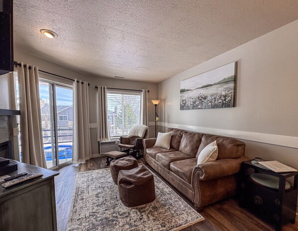 TV, fireplace