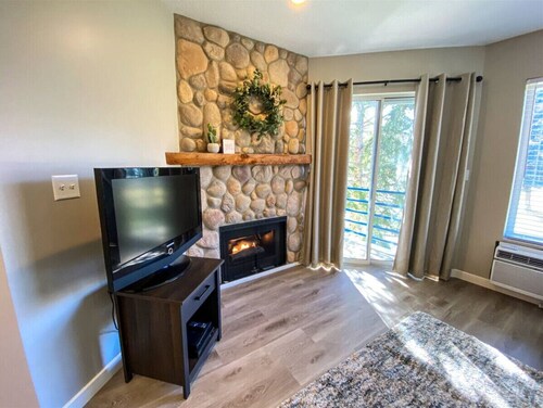 Inn Building Condo 212-Georgous updated condo!