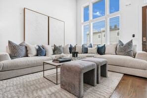 Smart TV, lareira, livros, aparelho de som