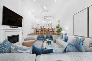 Smart TV, lareira, livros, aparelho de som