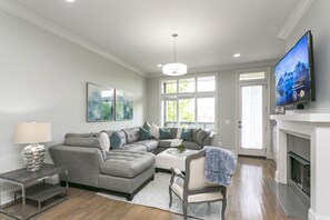 Smart TV, fireplace, books, stereo