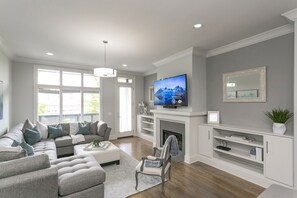 Smart-TV, peis, bøker og stereoanlegg