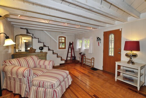 ADORABLE CREEK COTTAGE Charming Original Details, Fireplace, Near Town, WiFi