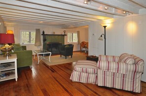 Una televisión, una chimenea