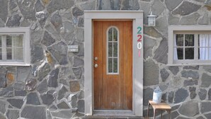 Un bâtiment en pierre avec une porte en bois portant le numéro 2201.