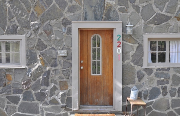 Un bâtiment en pierre avec une porte en bois portant le numéro 2201.