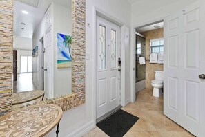 Ducha y bañera combinadas, secador de pelo, toallas y jabón