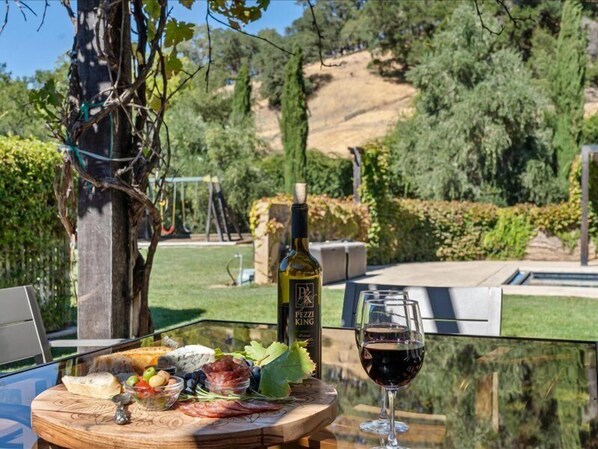 تناول الطعام بالخارج