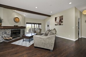 تلفزيون ذكي، مدفأة، ألعاب فيديو، مشغل دي في دي