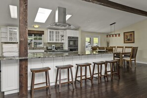 Fridge, microwave, oven, stovetop - Starling’s Rest: Wine Country Retreat for 10, pool, spa, firepit, play area (Cloverdale)