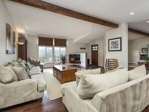 تلفزيون ذكي، مدفأة، ألعاب فيديو، مشغل دي في دي