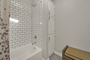 Combined shower/tub, jetted tub, towels - Starling’s Rest: Wine Country Retreat for 10, pool, spa, firepit, play area (Cloverdale)