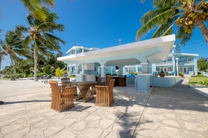 Outdoor dining - Sunset Beach "A2"- Paradise Awaits - Free Use Of Kayaks, Bicycles, And More 🏖 (San Pedro Town)