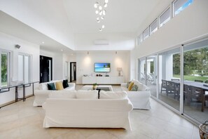 Smart-TV, Stereoanlage, Arbeitsbereiche