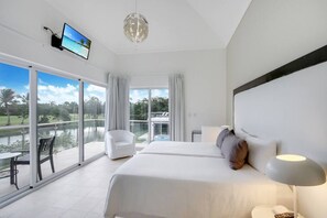 8 Schlafzimmer, Schreibtisch, Bügeleisen/Bügelbrett, Reisekinderbett