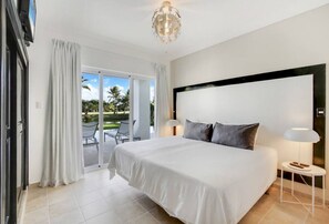 8 Schlafzimmer, Schreibtisch, Bügeleisen/Bügelbrett, Reisekinderbett