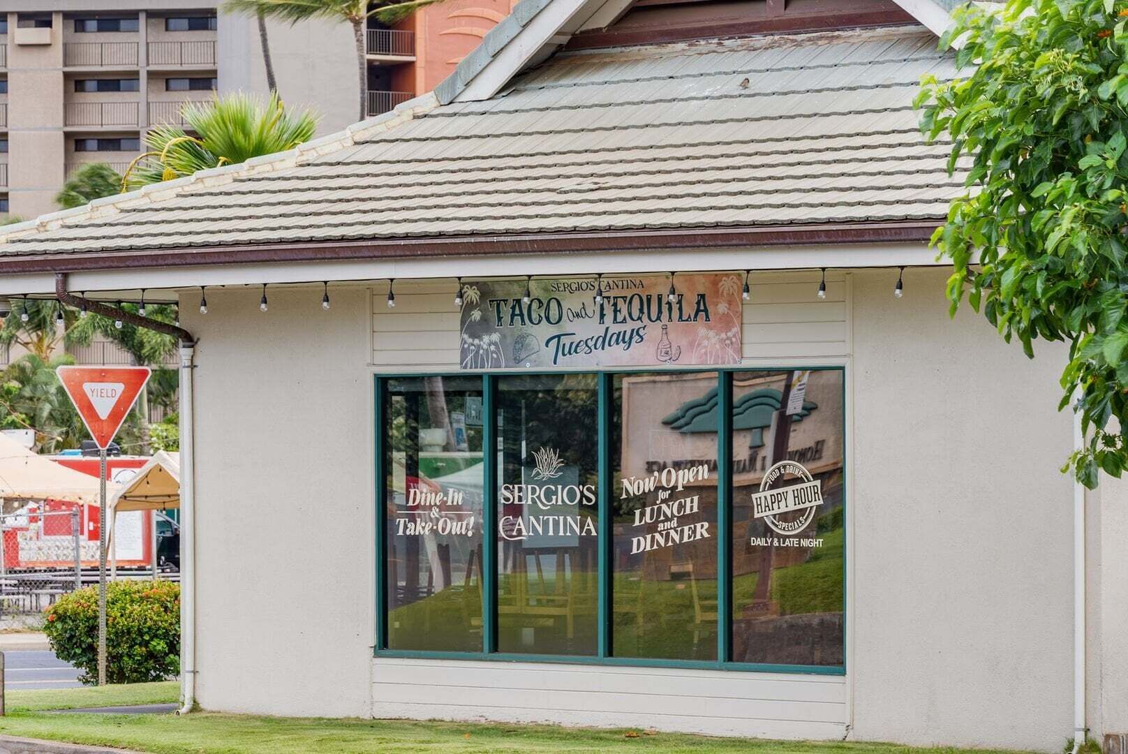 En restaurang som heter ”SERGIO’S ANTINA” med en skylt som visar att de har ”Taco- och Tequilakvällar på tisdagar” och att de ”nu har öppet för lunch och middag”.