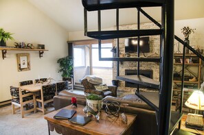 Una televisión, una chimenea, libros