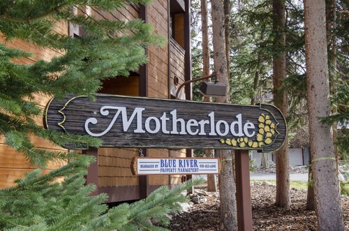 Large condo that is comfy, close to ski lift, downtown, with ample parking.