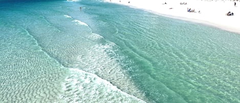 En la playa, camastros y toallas de playa