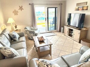 Smart TV, lettore DVD, tavolo da ping pong, libri