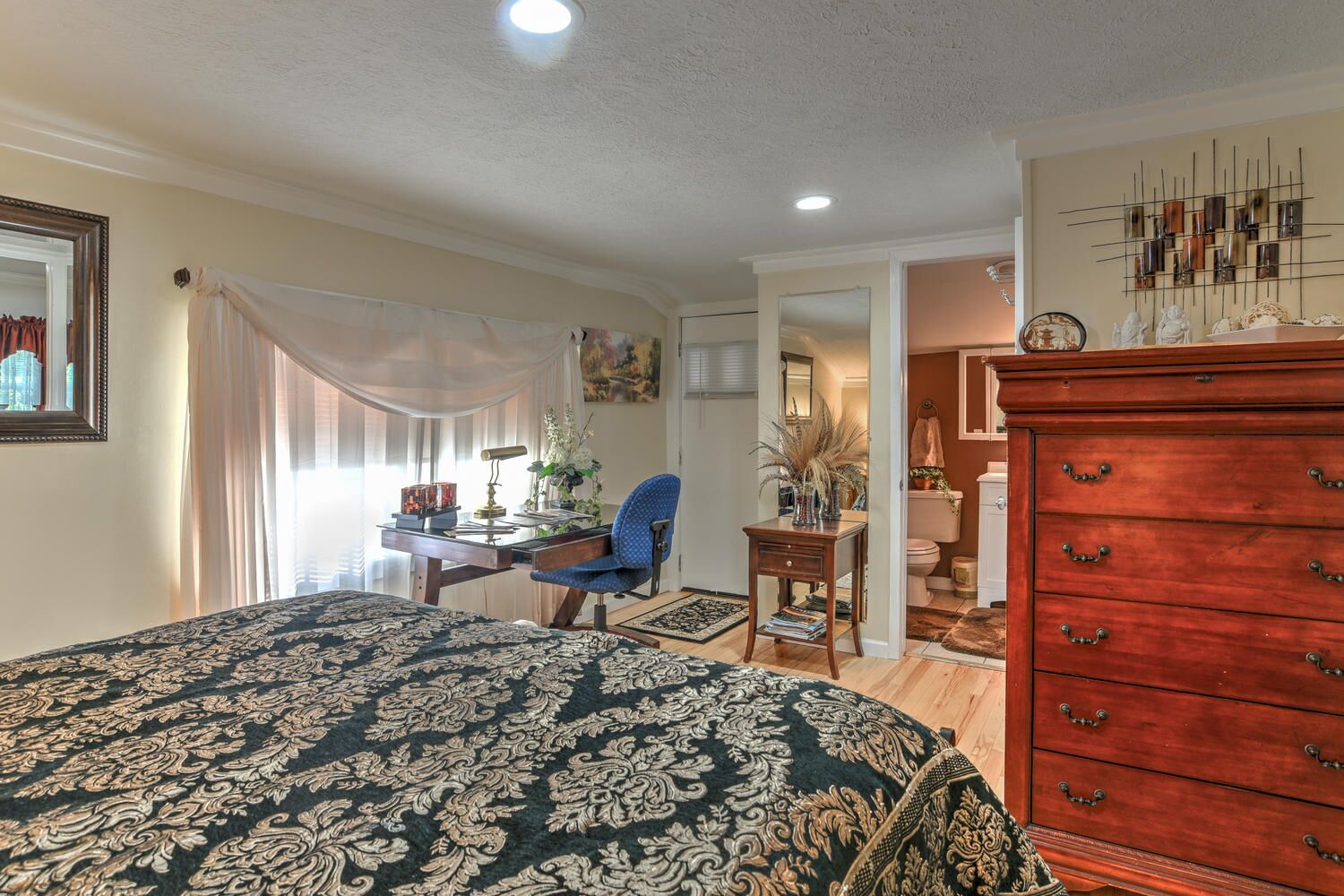 1 habitación, escritorio, tabla de planchar con plancha y wifi gratis 