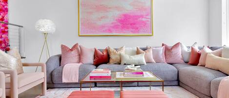 智能電視、壁爐、書籍、音響