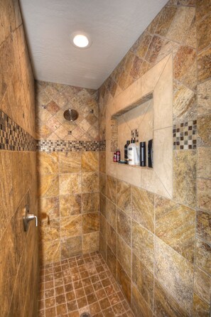 Duschwanne, Haartrockner, Handtücher, Toilettenpapier