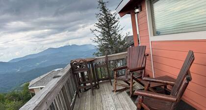 Beech Mountain Ski-in / Ski-out con impresionantes vistas de la cubierta.