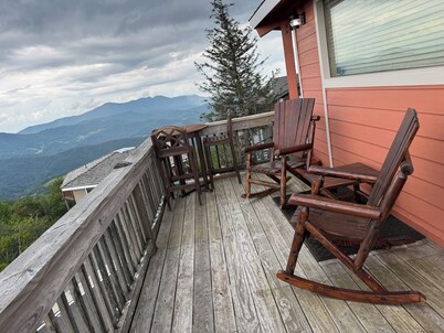 Beech Mountain Ski-in/Ski-out  with awesome deck views.