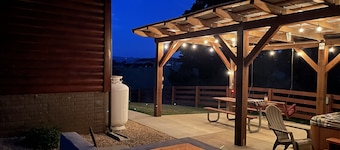 Stunning Blue Ridge Mountain View Cabin with Covered Hot Tub in Luray, VA