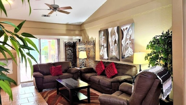 A living room with two sofas, a coffee table, and decorative wall art. - Little taste of Heaven, 5 min walk to pool/hot tub, close to hikes & restaurants (Sedona)