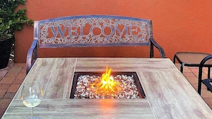 A patio with a metal bench, a fire pit, and a 'WELCOME' sign. - Little taste of Heaven, 5 min walk to pool/hot tub, close to hikes & restaurants (Sedona)