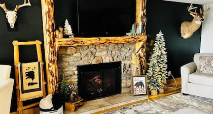 Mountain Views-HotTub -Cozy Fireplace 30769018
