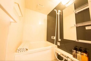 Badewanne und Dusche (separat), kostenlose Toilettenartikel